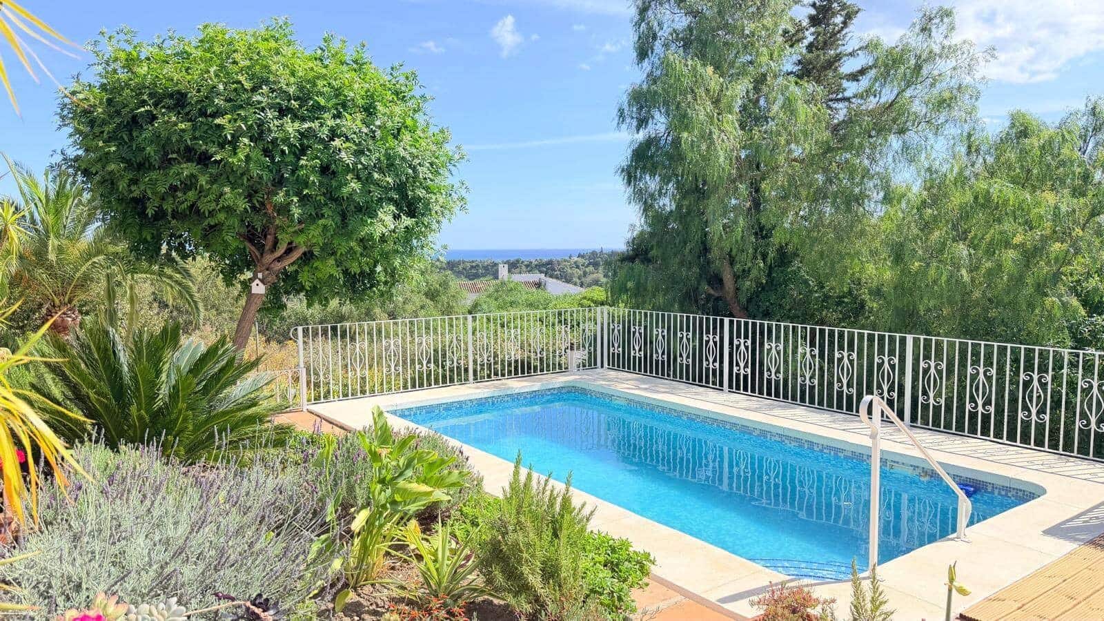3 sovrum Villa till salu i Estepona med pool - 880 000 € (Ref: 9830764)