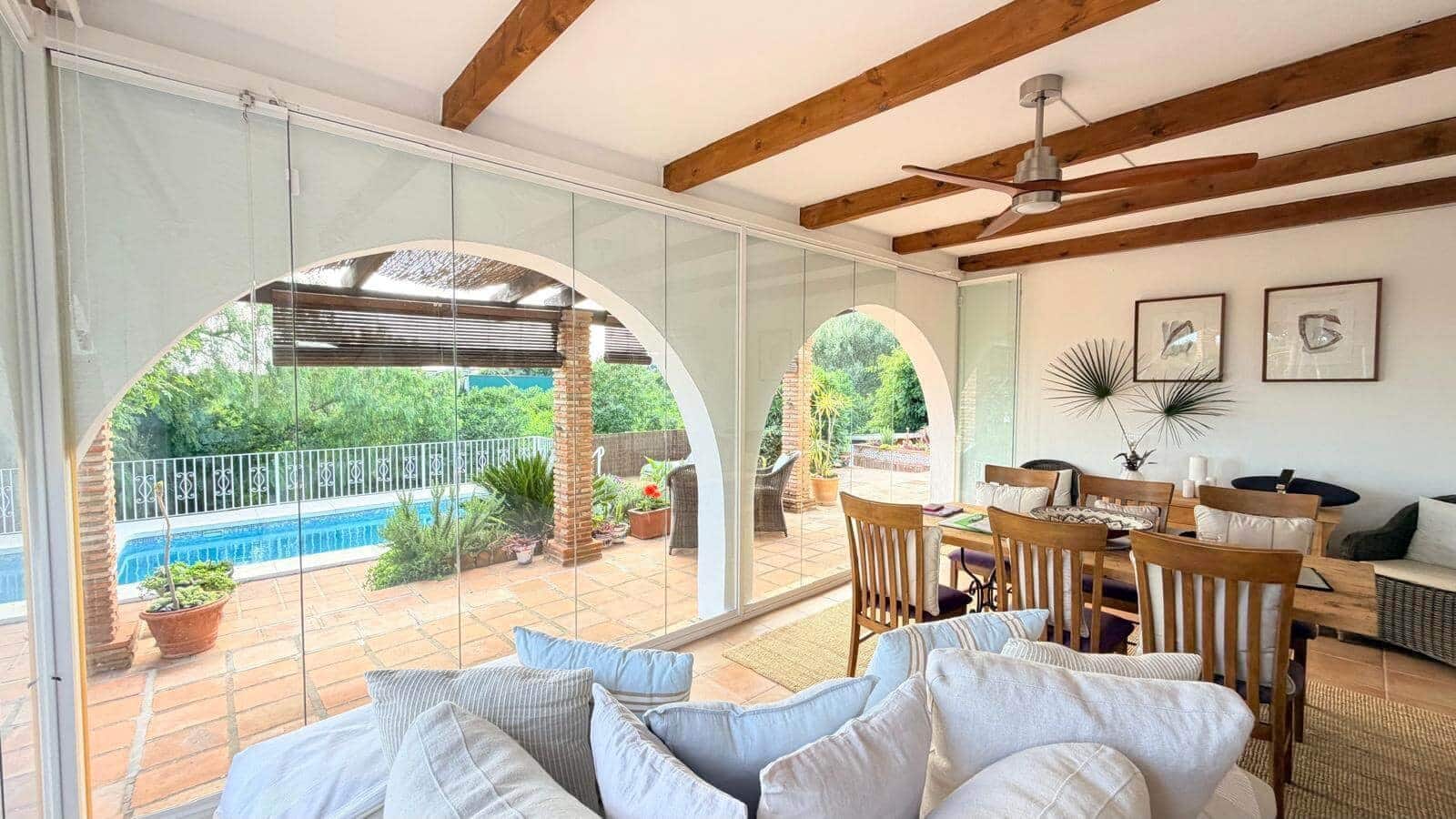 3 sovrum Villa till salu i Estepona med pool - 880 000 € (Ref: 9830764)