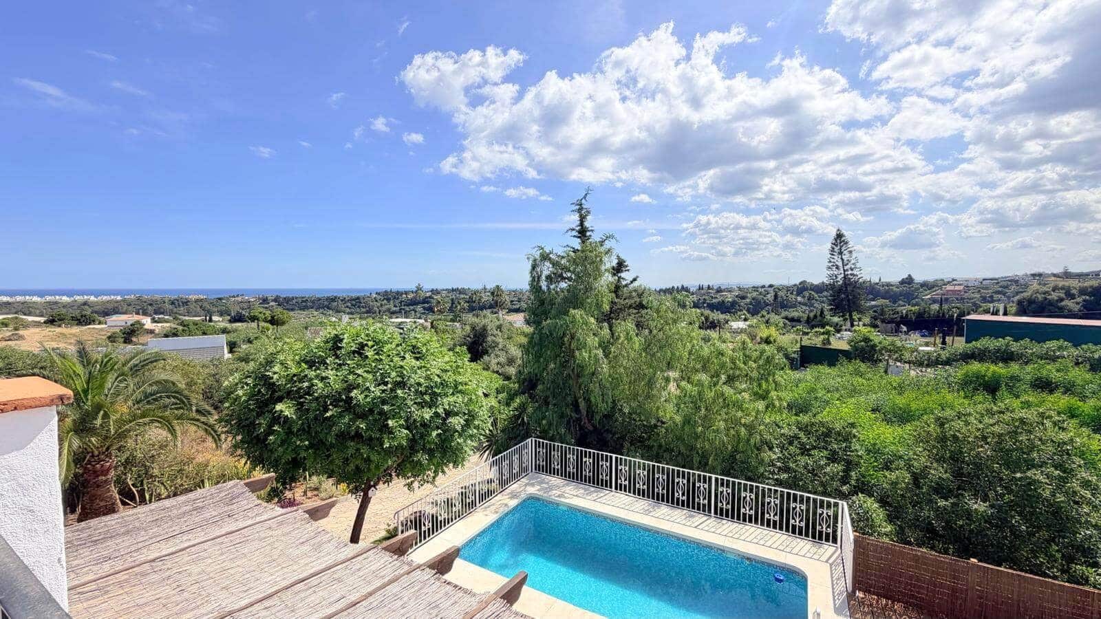 3 sovrum Villa till salu i Estepona med pool - 880 000 € (Ref: 9830764)