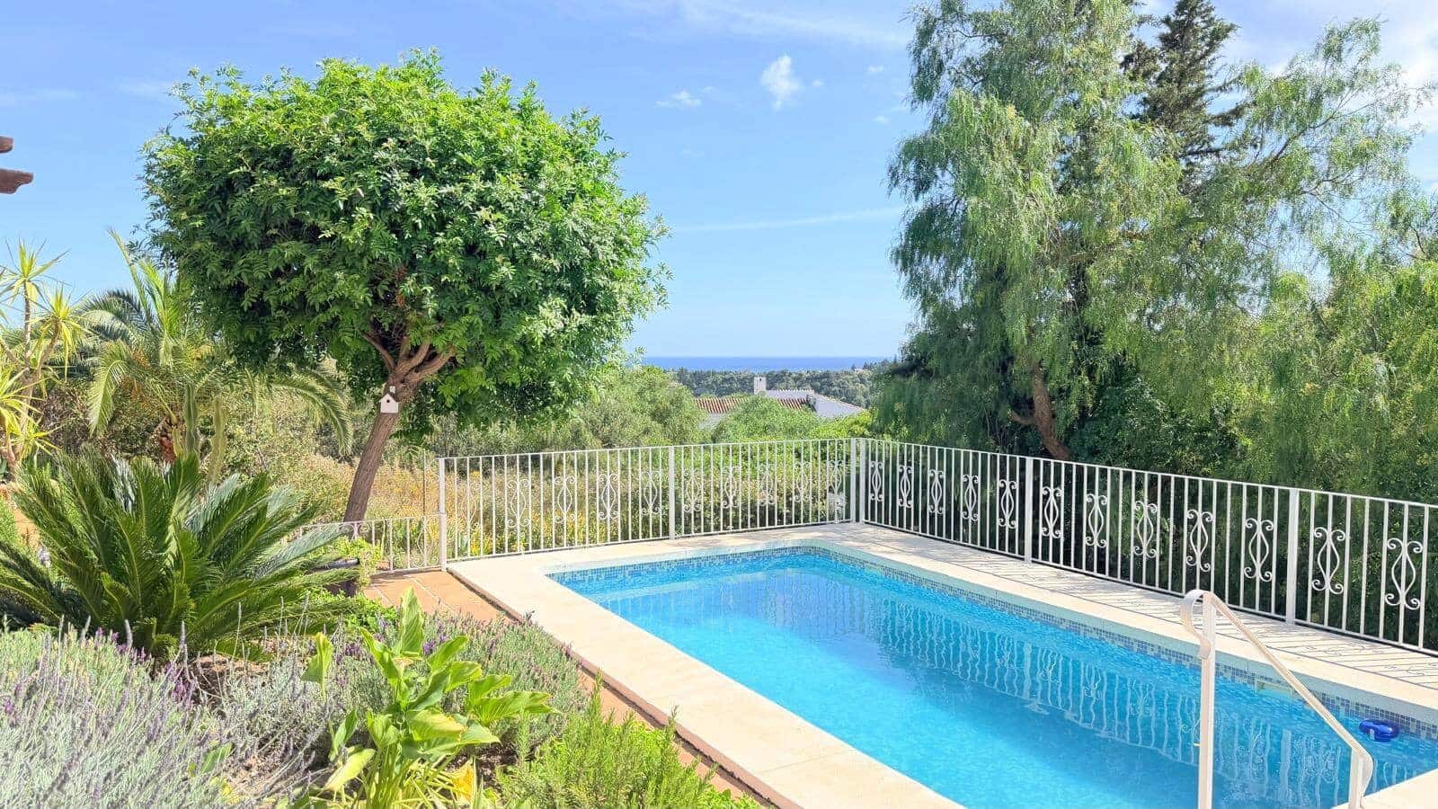 3 sovrum Villa till salu i Estepona med pool - 880 000 € (Ref: 9830764)