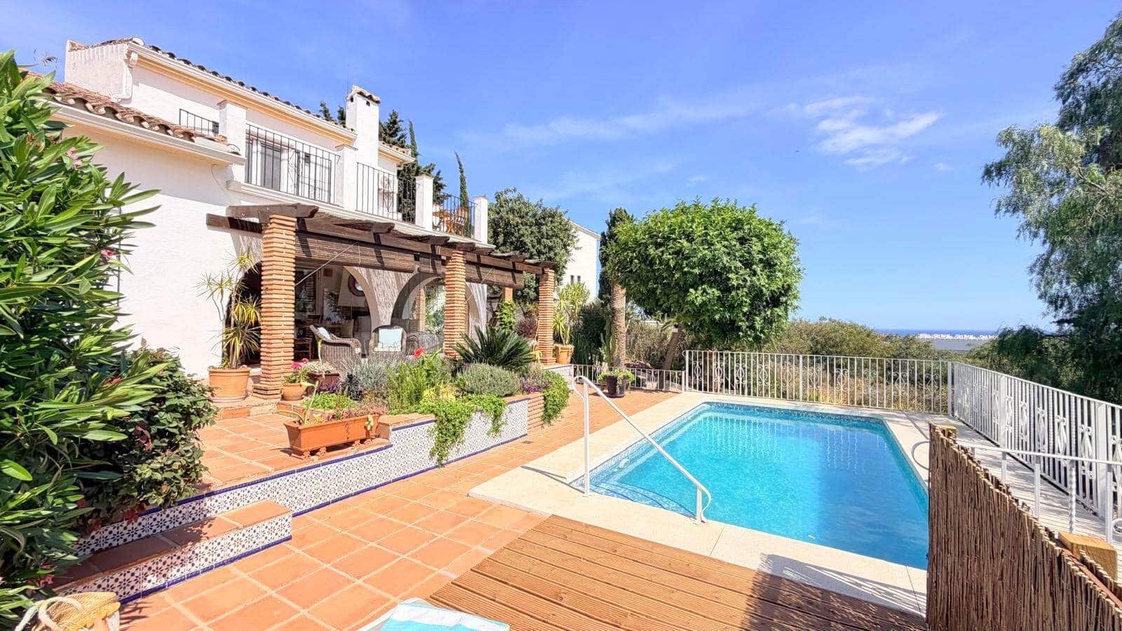 3 sovrum Villa till salu i Estepona med pool - 880 000 € (Ref: 9830764)