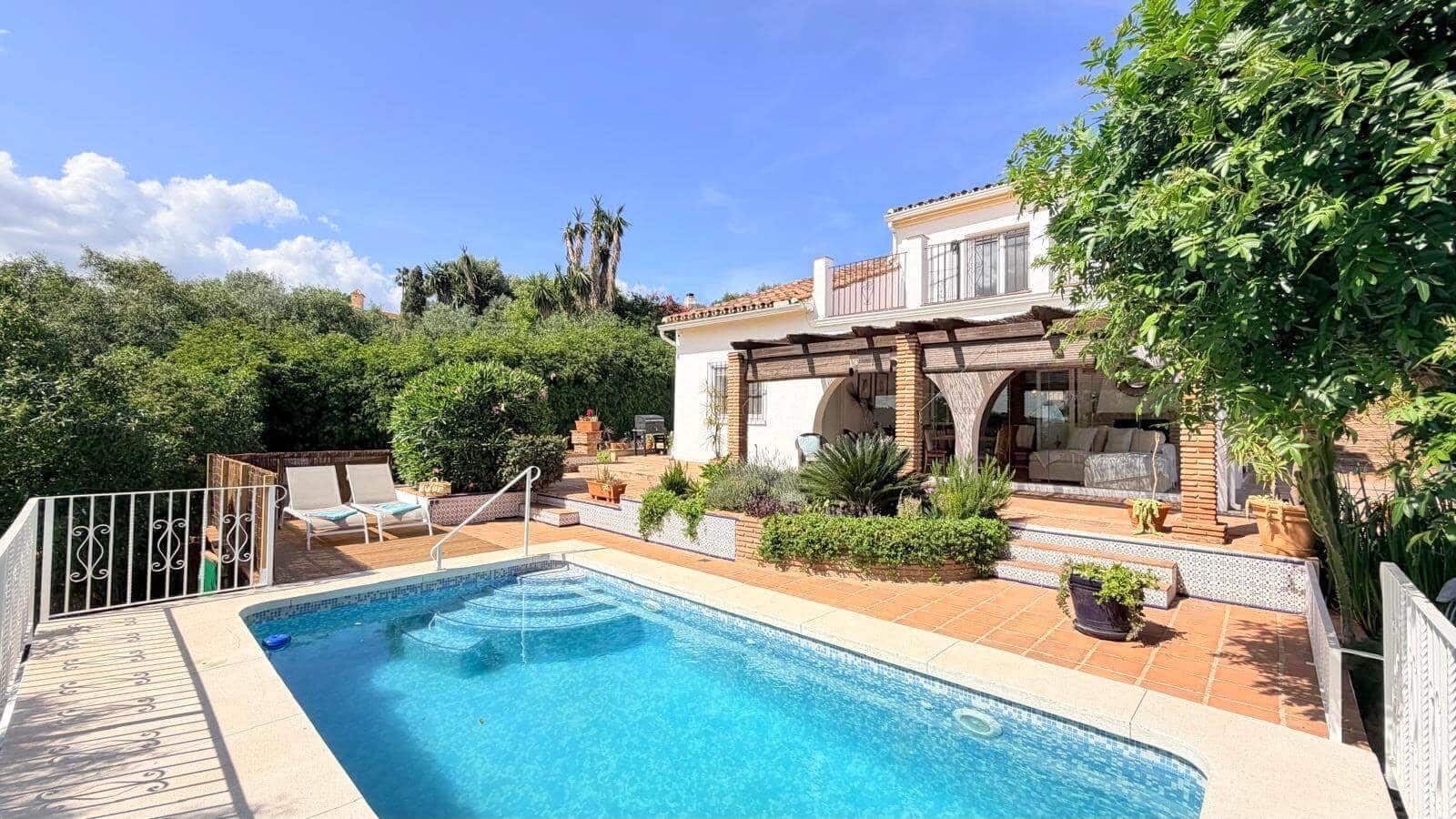 3 sovrum Villa till salu i Estepona med pool - 880 000 € (Ref: 9830764)