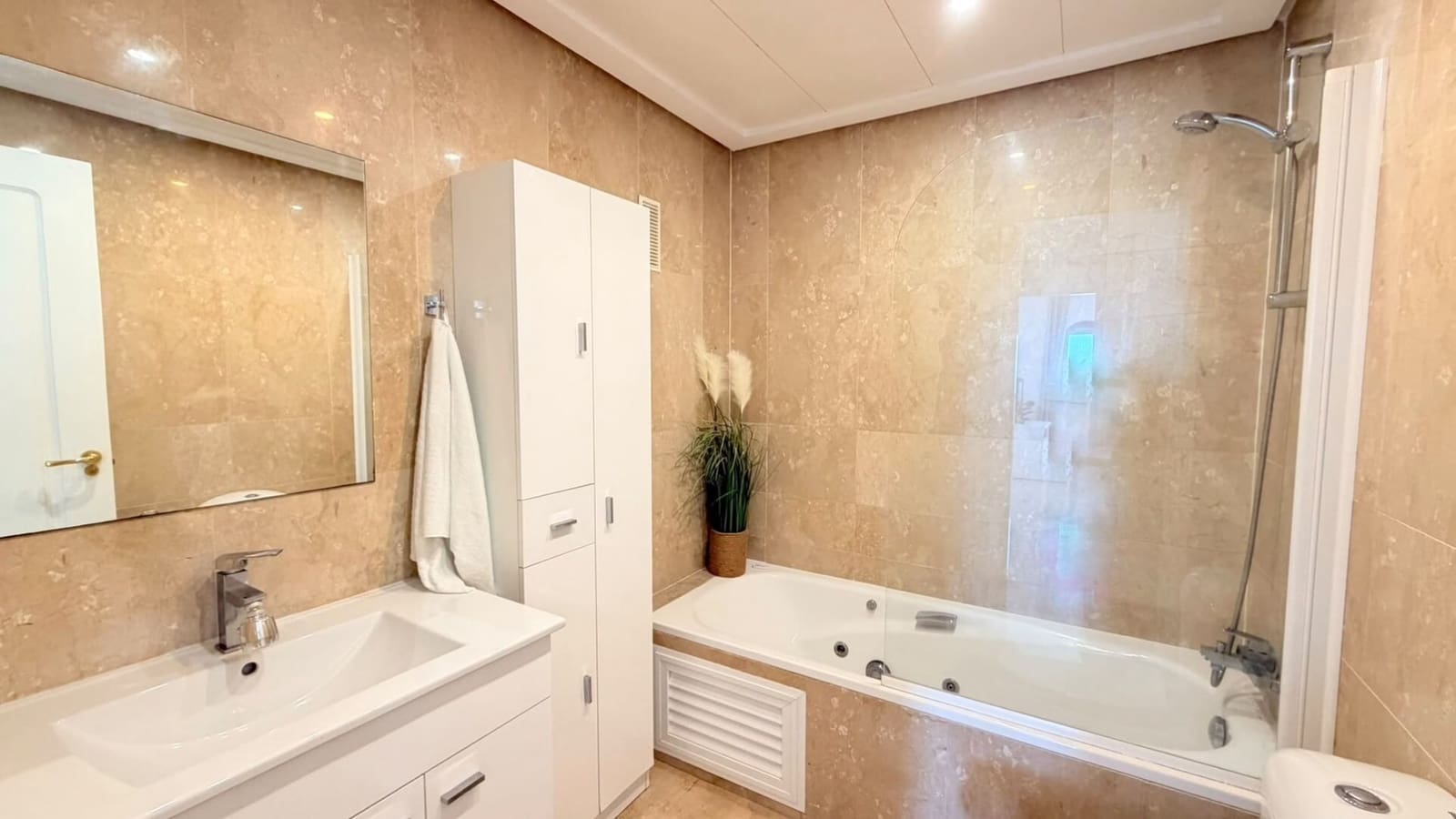 1 bedroom Apartment for sale in Manilva with pool garage - € 330,000 (Ref: 9933627)