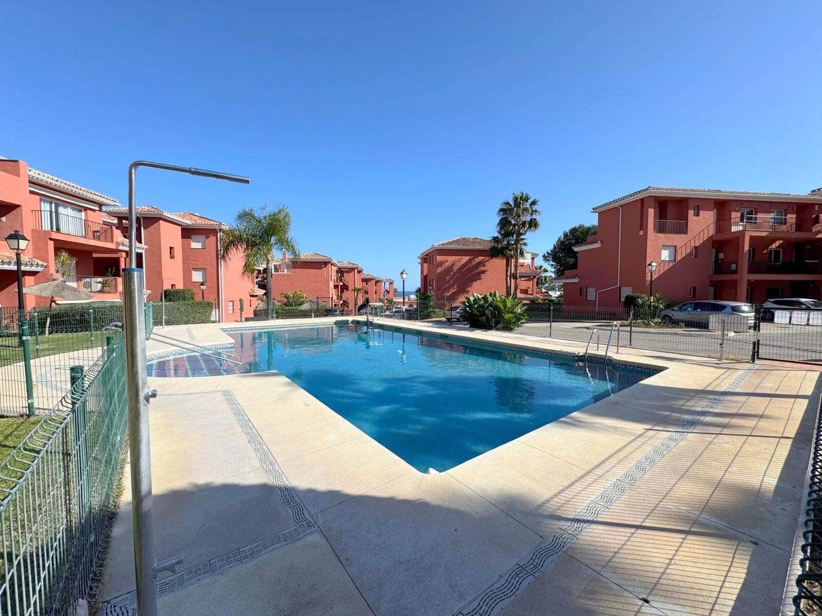 3 makuuhuone Huoneisto myytävänä paikassa La Duquesa / Puerto de la Duquesa mukana uima-altaan 
autotalli - 299 000 € (Ref: 9951982)