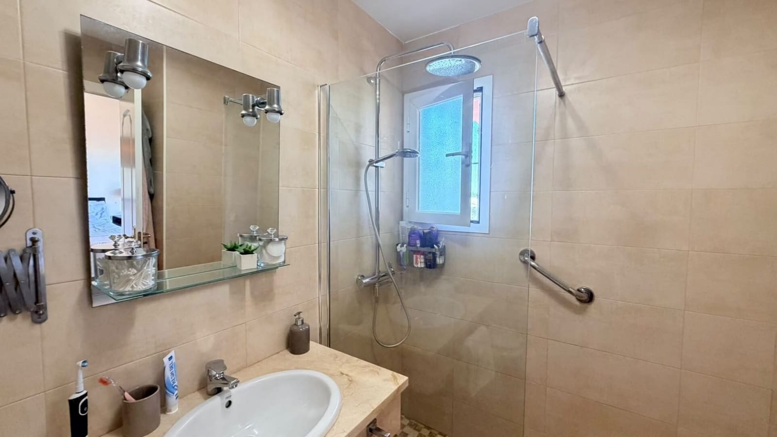 3 makuuhuone Huoneisto myytävänä paikassa La Duquesa / Puerto de la Duquesa mukana uima-altaan 
autotalli - 299 000 € (Ref: 9951982)