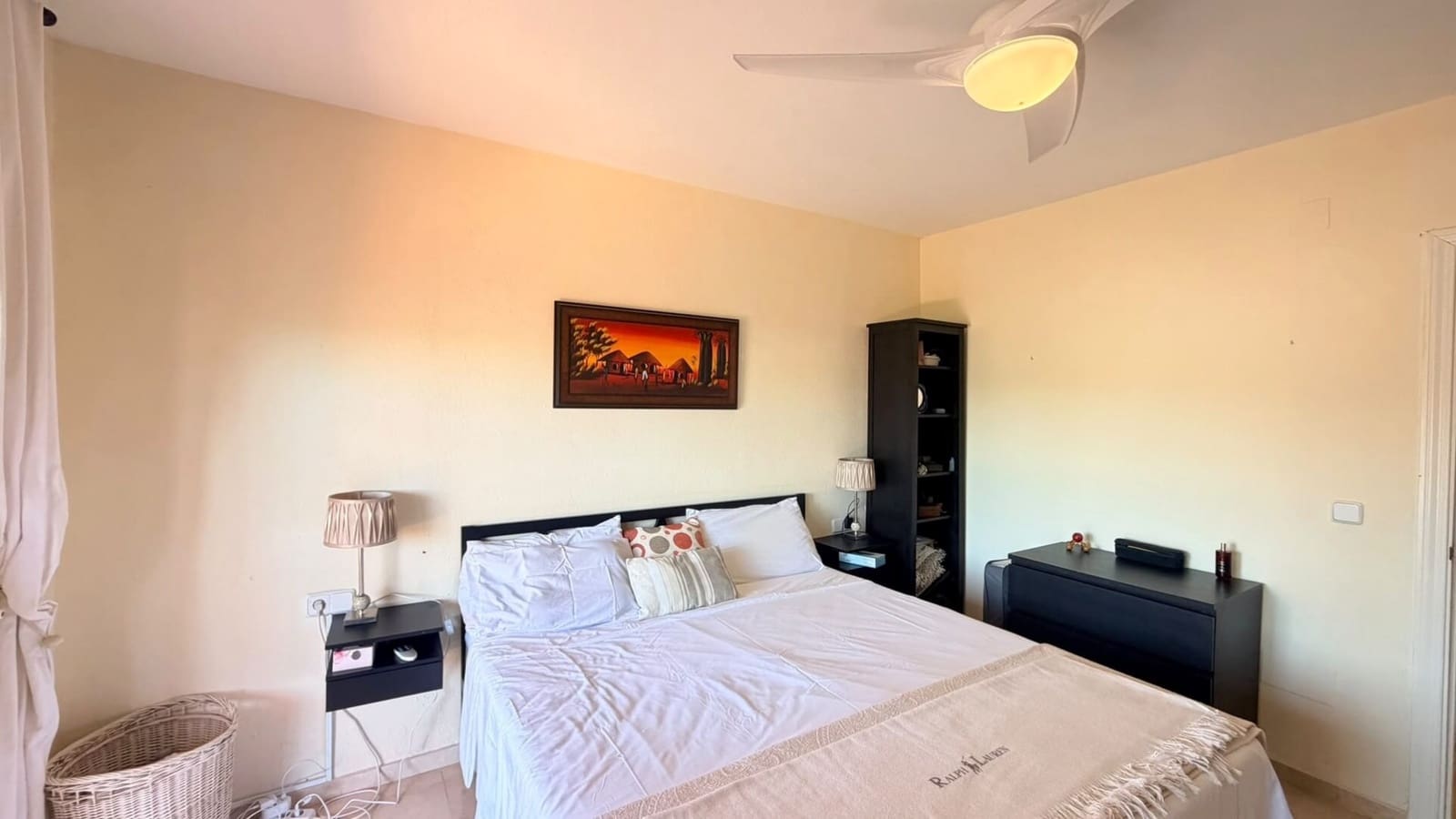 3 makuuhuone Huoneisto myytävänä paikassa La Duquesa / Puerto de la Duquesa mukana uima-altaan 
autotalli - 299 000 € (Ref: 9951982)