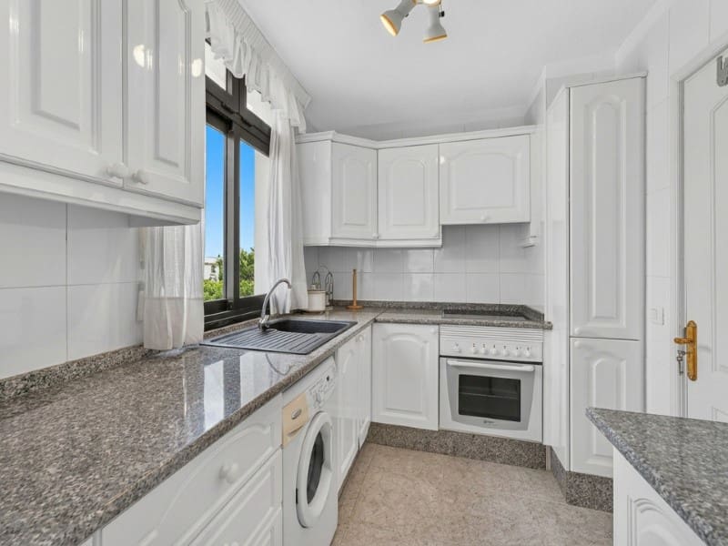 2 slaapkamer Appartement te koop in El Medano met zwembad - € 580.000 (Ref: 10150336)