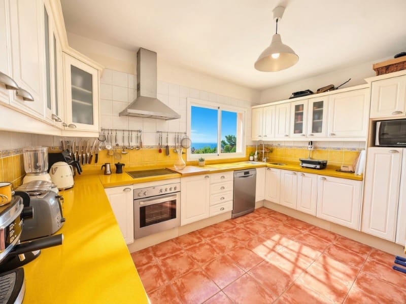 5 bedroom Villa for sale in Chayofa with garage - € 950,000 (Ref: 10151101)