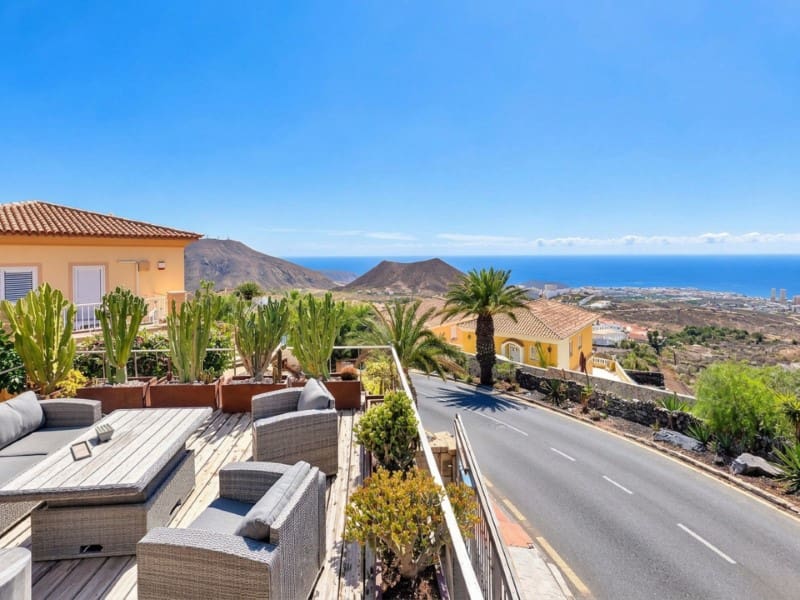 5 bedroom Villa for sale in Chayofa with garage - € 950,000 (Ref: 10151101)