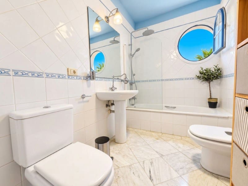 5 bedroom Villa for sale in Chayofa with garage - € 950,000 (Ref: 10151101)