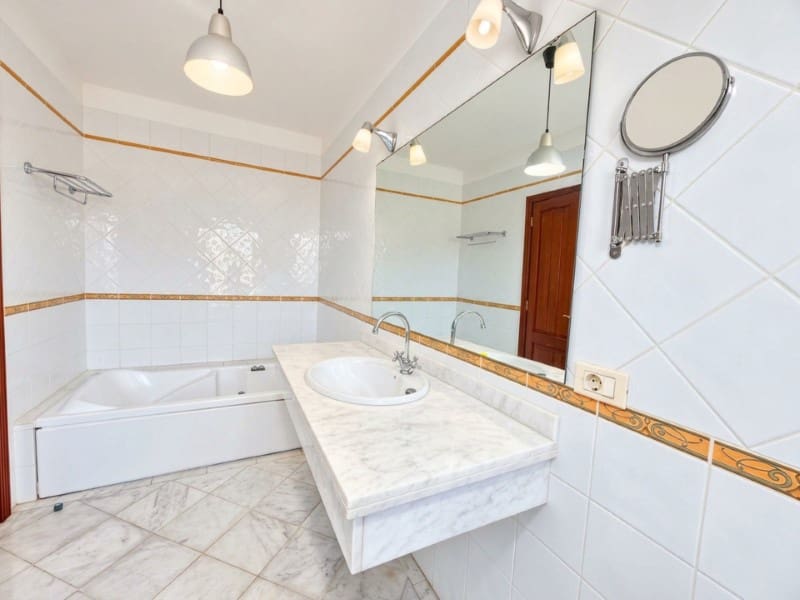5 bedroom Villa for sale in Chayofa with garage - € 950,000 (Ref: 10151101)