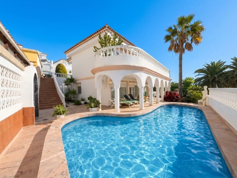 5 bedroom Villa for sale in Chayofa with garage - € 950,000 (Ref: 10151103)