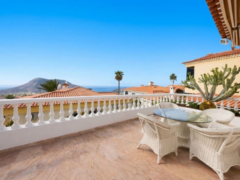 5 bedroom Villa for sale in Chayofa with garage - € 950,000 (Ref: 10151103)