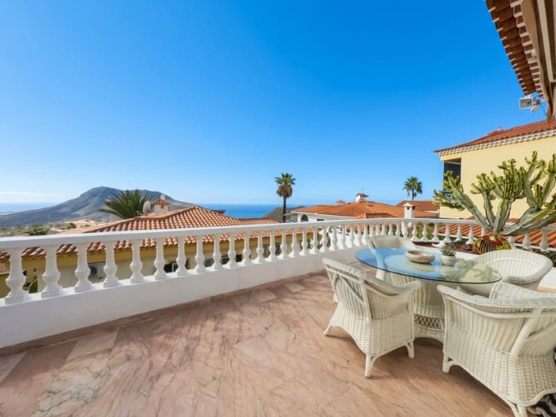 5 bedroom Villa for sale in Chayofa with garage - € 950,000 (Ref: 10151103)