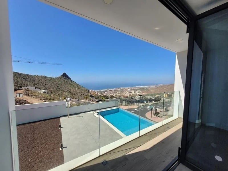 Chalet de 4 habitaciones en Costa Adeje en venta - 1.900.000 € (Ref: 9630031)