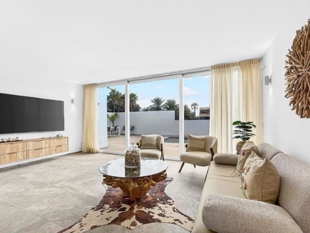 2 slaapkamer Bungalow te koop in Costa del Silencio, Arona - € 995.000 (Ref: 9655909)