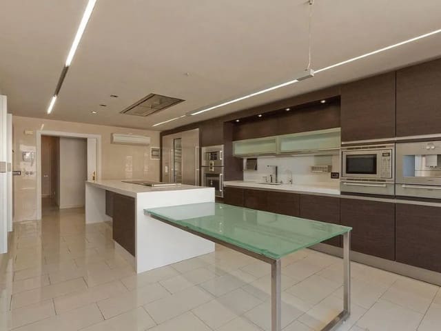 8 bedroom Apartment for sale in Santa Cruz de Tenerife - € 1,950,000 (Ref: 9666327)