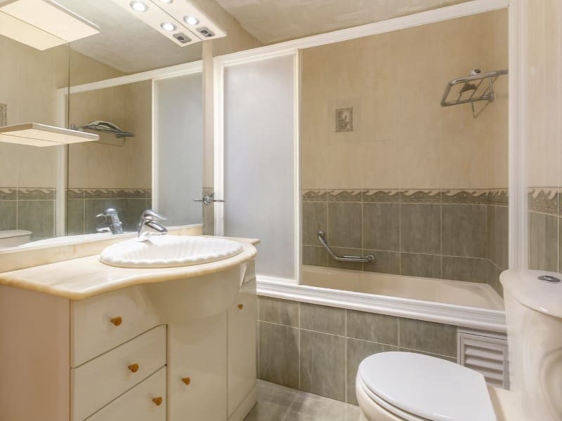 Apartamento de 3 habitaciones en Puerto de la Cruz en alquiler - 2.500 € (Ref: 9817967)