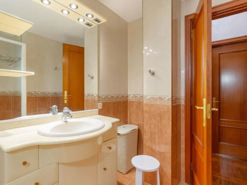 Apartamento de 3 habitaciones en Puerto de la Cruz en alquiler - 2.500 € (Ref: 9817967)