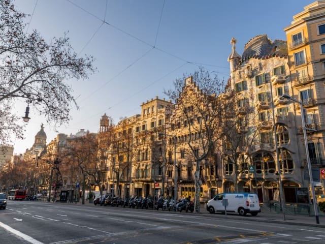 Kommersiell til salgs i Eixample, Barcelona by - € 25 000 000 (Ref: 9881546)