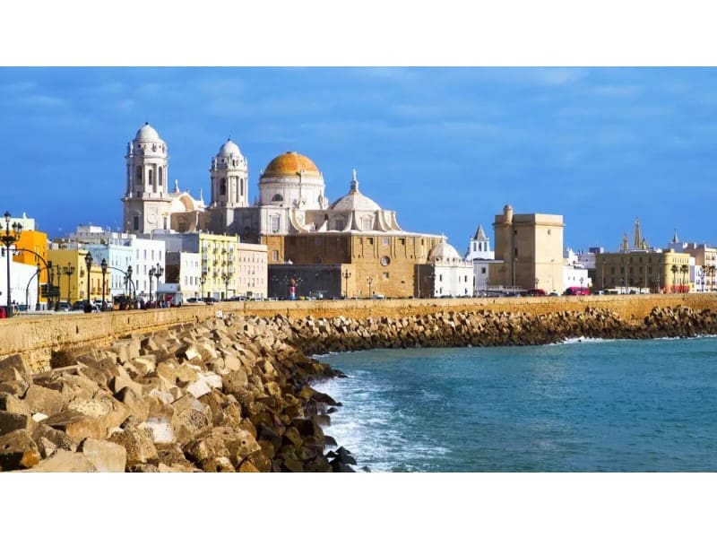 Hotel for sale in Cadiz city - € 35,000,000 (Ref: 9881572)