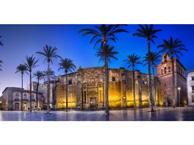 Hotell til salgs i Plaza de Toros - Santa Rita, Almería by - € 45 000 000 (Ref: 9881579)