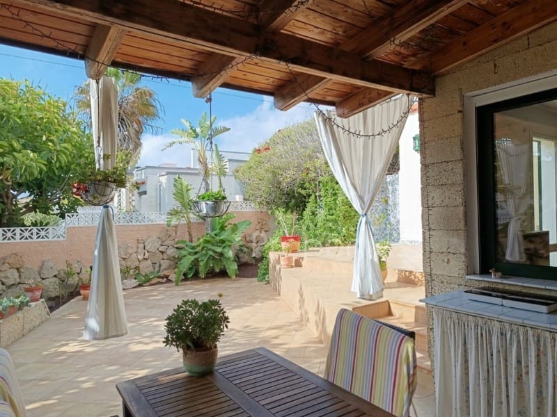 5 bedroom Villa for sale in Arico with garage - € 595,000 (Ref: 9947549)