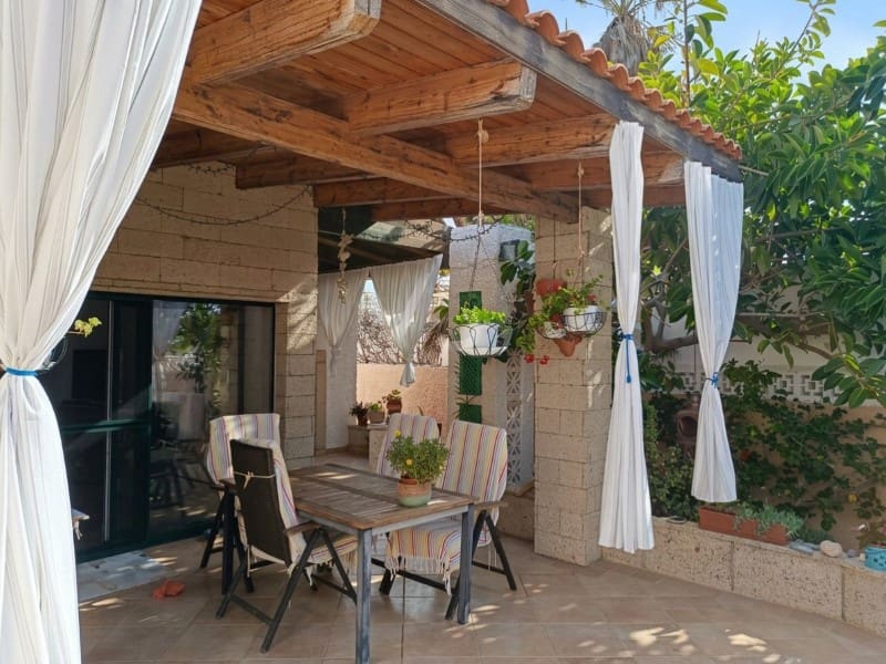 5 bedroom Villa for sale in Arico with garage - € 595,000 (Ref: 9947549)