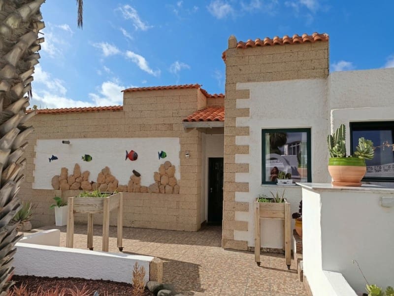 5 bedroom Villa for sale in Arico with garage - € 595,000 (Ref: 9947549)