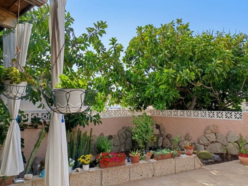 5 bedroom Villa for sale in Arico with garage - € 595,000 (Ref: 9947549)
