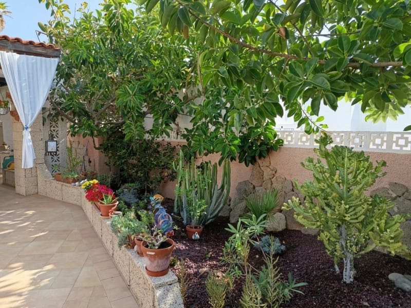 5 bedroom Villa for sale in Arico with garage - € 595,000 (Ref: 9947549)