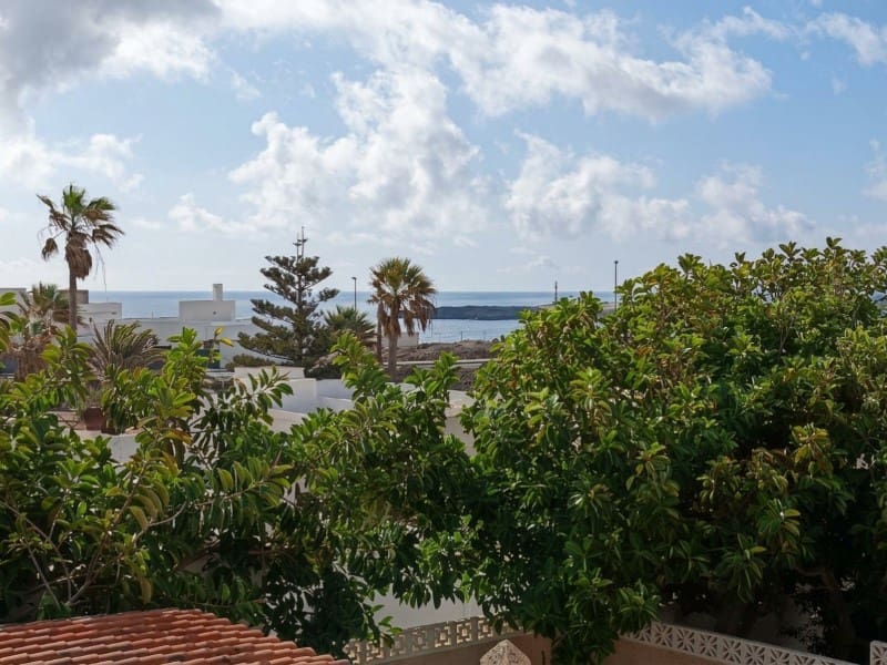5 bedroom Villa for sale in Arico with garage - € 595,000 (Ref: 9947549)