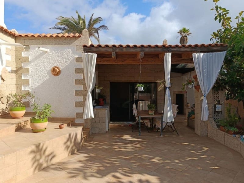 5 bedroom Villa for sale in Arico with garage - € 595,000 (Ref: 9947549)