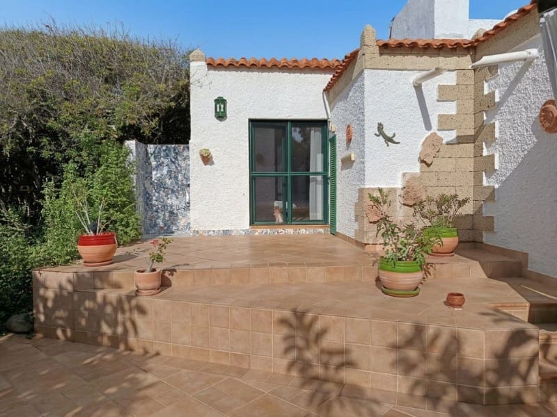 5 bedroom Villa for sale in Arico with garage - € 595,000 (Ref: 9947549)