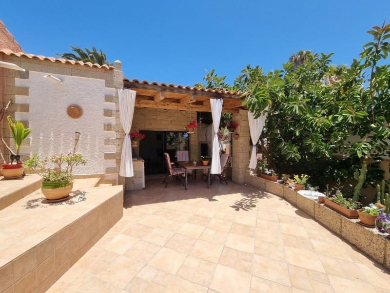 5 bedroom Villa for sale in Arico with garage - € 595,000 (Ref: 9947549)