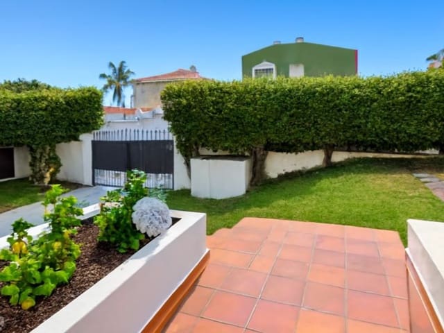Chalet de 4 habitaciones en Puerto de la Cruz en venta - 629.000 € (Ref: 9998486)