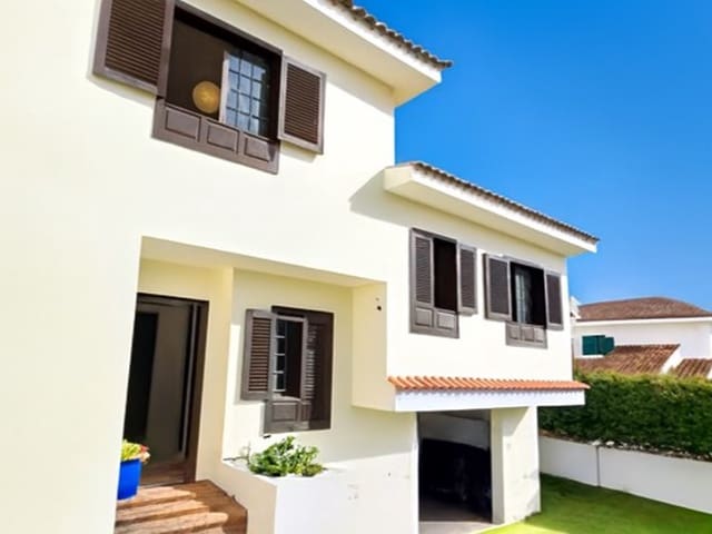 Chalet de 4 habitaciones en Puerto de la Cruz en venta - 629.000 € (Ref: 9998486)