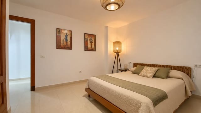 Apartamento de 2 habitaciones en Playa Paraiso, Adeje en venta con piscina garaje - 330.000 € (Ref: 10123375)