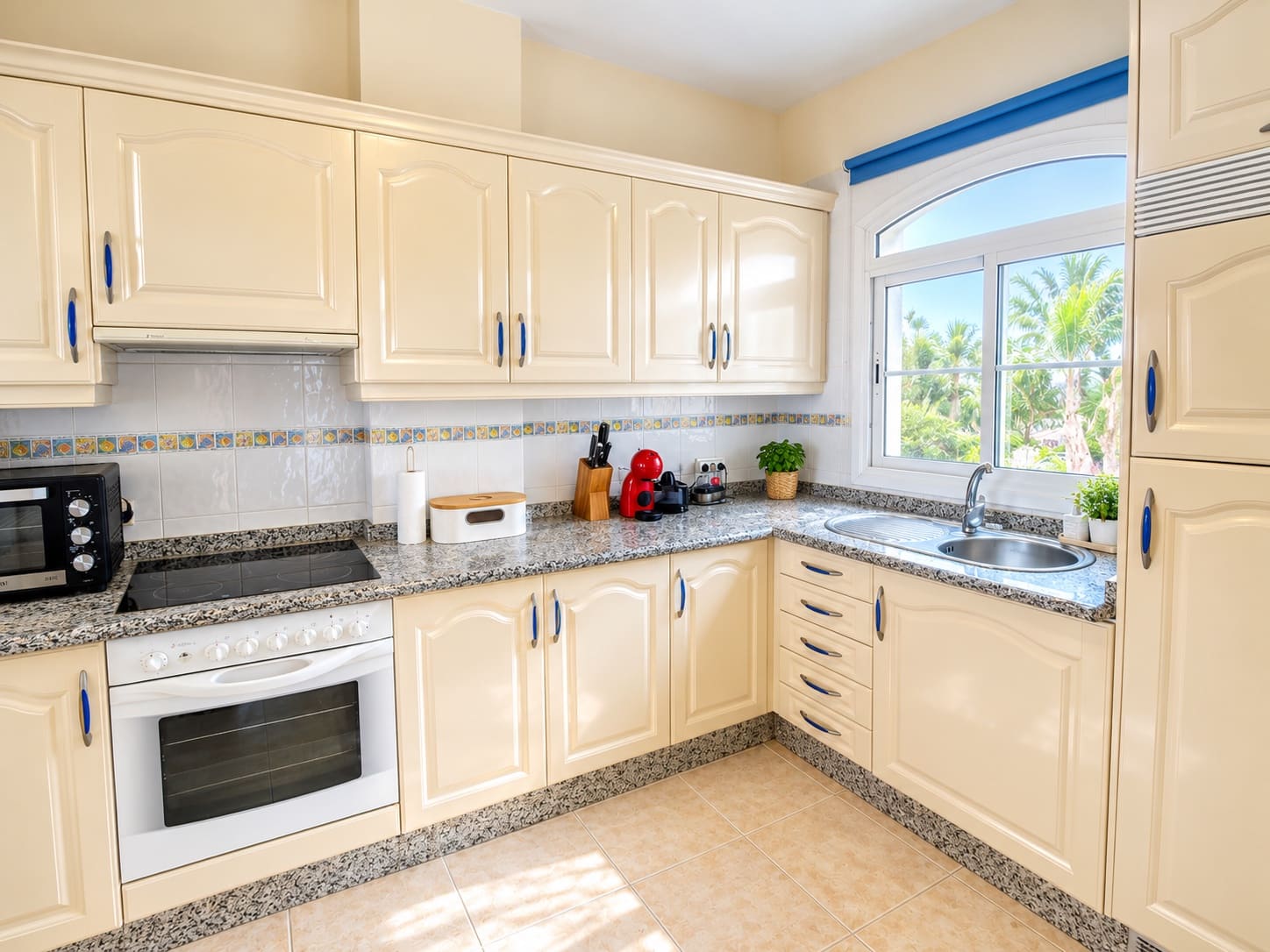 1 slaapkamer Appartement te huur in Costa Adeje met zwembad - € 1.500 (Ref: 10166055)
