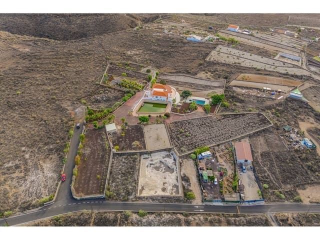 5 soveværelse Villa til salg i Arona med swimmingpool garage - € 1.800.000 (Ref: 8690786)