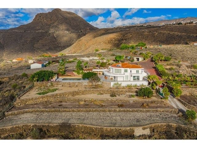 5 soveværelse Villa til salg i Arona med swimmingpool garage - € 1.800.000 (Ref: 8690786)