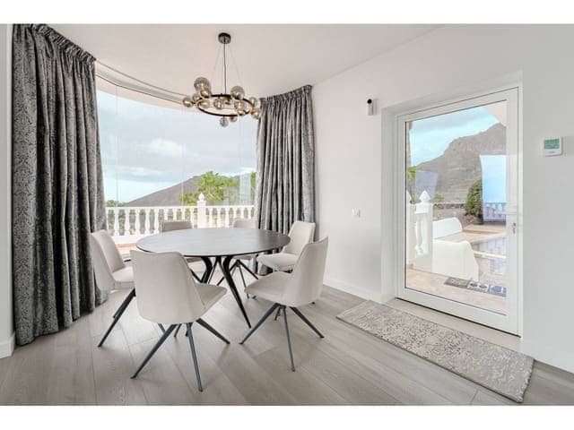 5 soveværelse Villa til salg i Arona med swimmingpool garage - € 1.800.000 (Ref: 8690786)