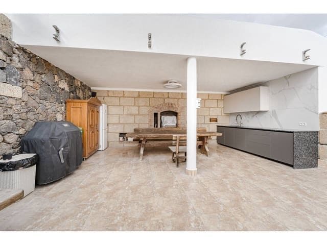 5 soveværelse Villa til salg i Arona med swimmingpool garage - € 1.800.000 (Ref: 8690786)