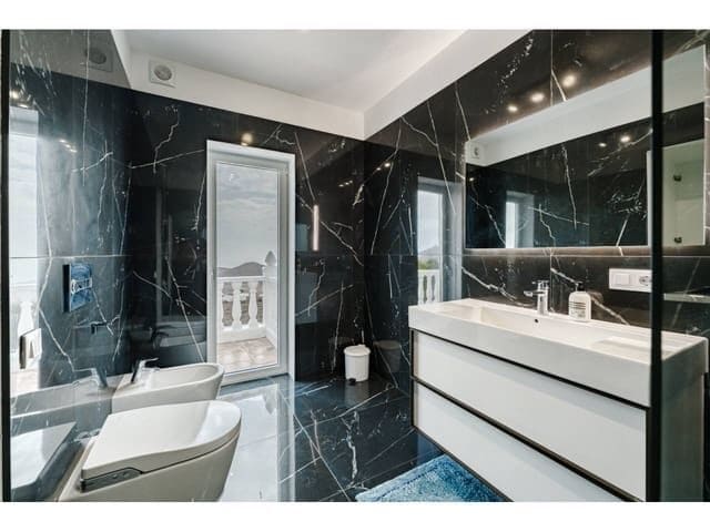 5 soveværelse Villa til salg i Arona med swimmingpool garage - € 1.800.000 (Ref: 8690786)