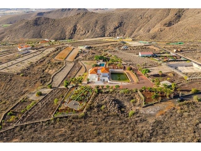 5 soveværelse Villa til salg i Arona med swimmingpool garage - € 1.800.000 (Ref: 8690786)