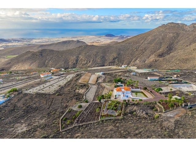 5 soveværelse Villa til salg i Arona med swimmingpool garage - € 1.800.000 (Ref: 8690786)