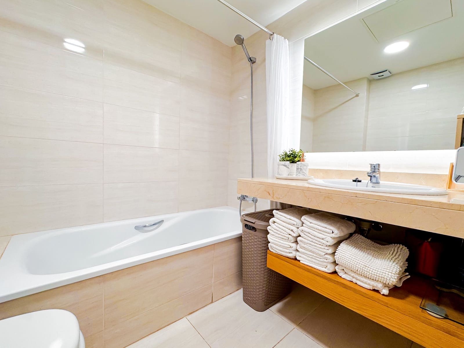 4 soveværelse Villa til salg i Puerto Santiago med swimmingpool garage - € 995.000 (Ref: 9064919)