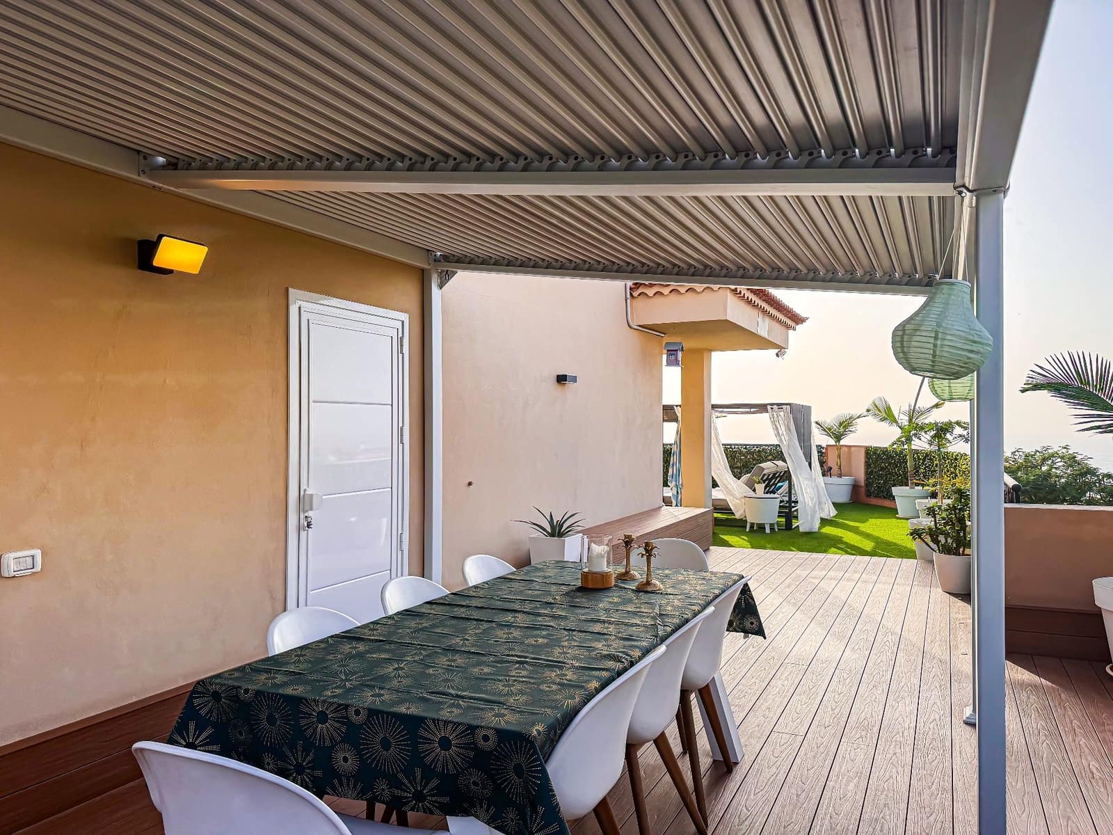 4 soveværelse Villa til salg i Puerto Santiago med swimmingpool garage - € 995.000 (Ref: 9064919)