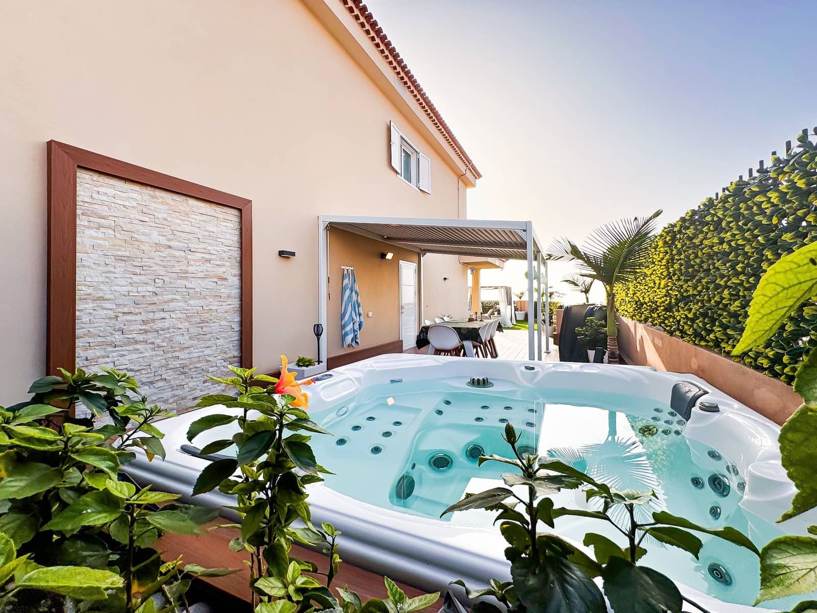 4 soveværelse Villa til salg i Puerto Santiago med swimmingpool garage - € 995.000 (Ref: 9064919)