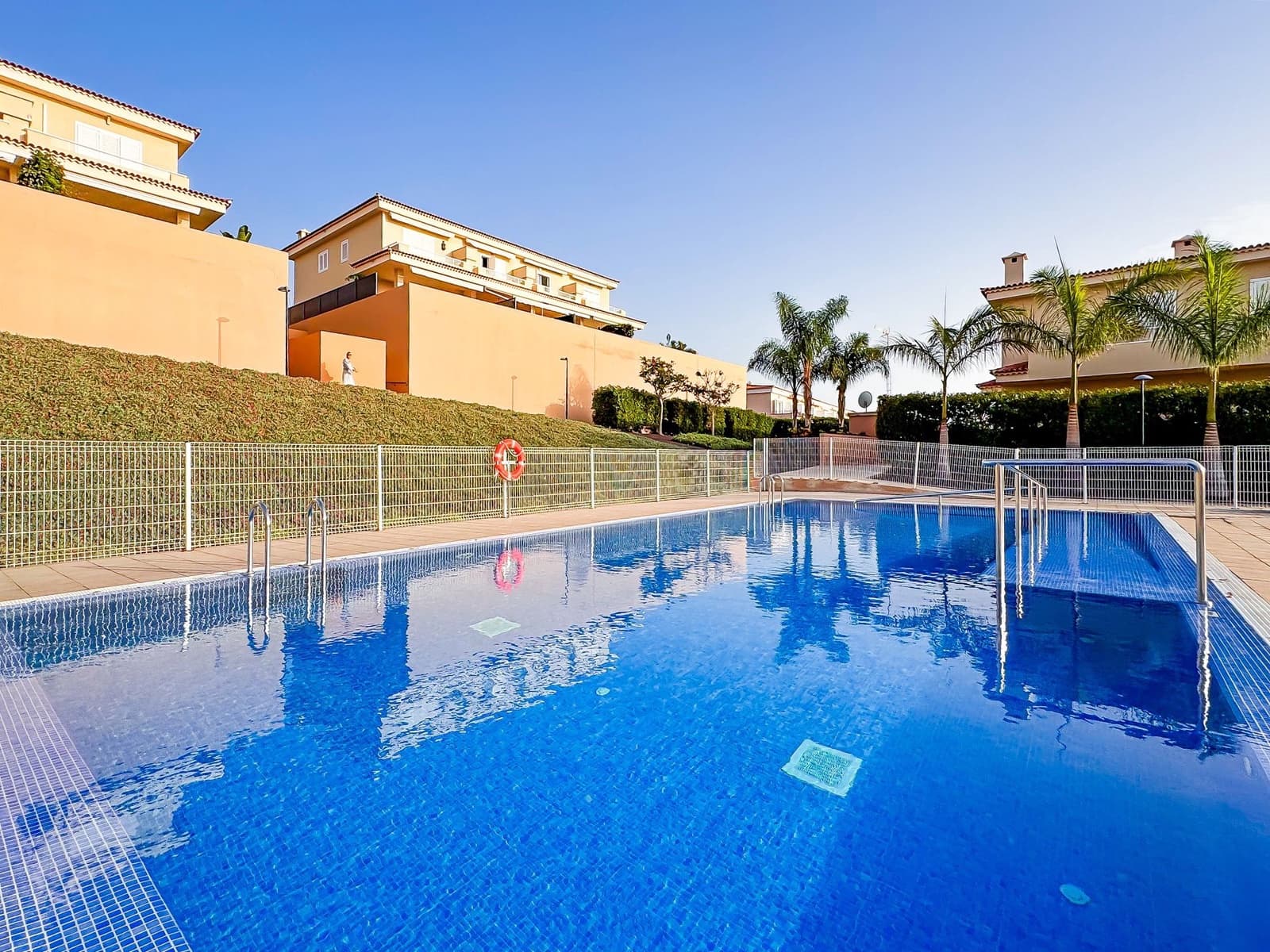 4 soveværelse Villa til salg i Puerto Santiago med swimmingpool garage - € 995.000 (Ref: 9064919)